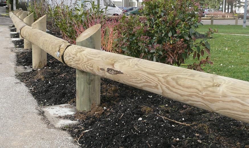 Clôture bois rond bord de route — SNMB Menuiserie Bertin