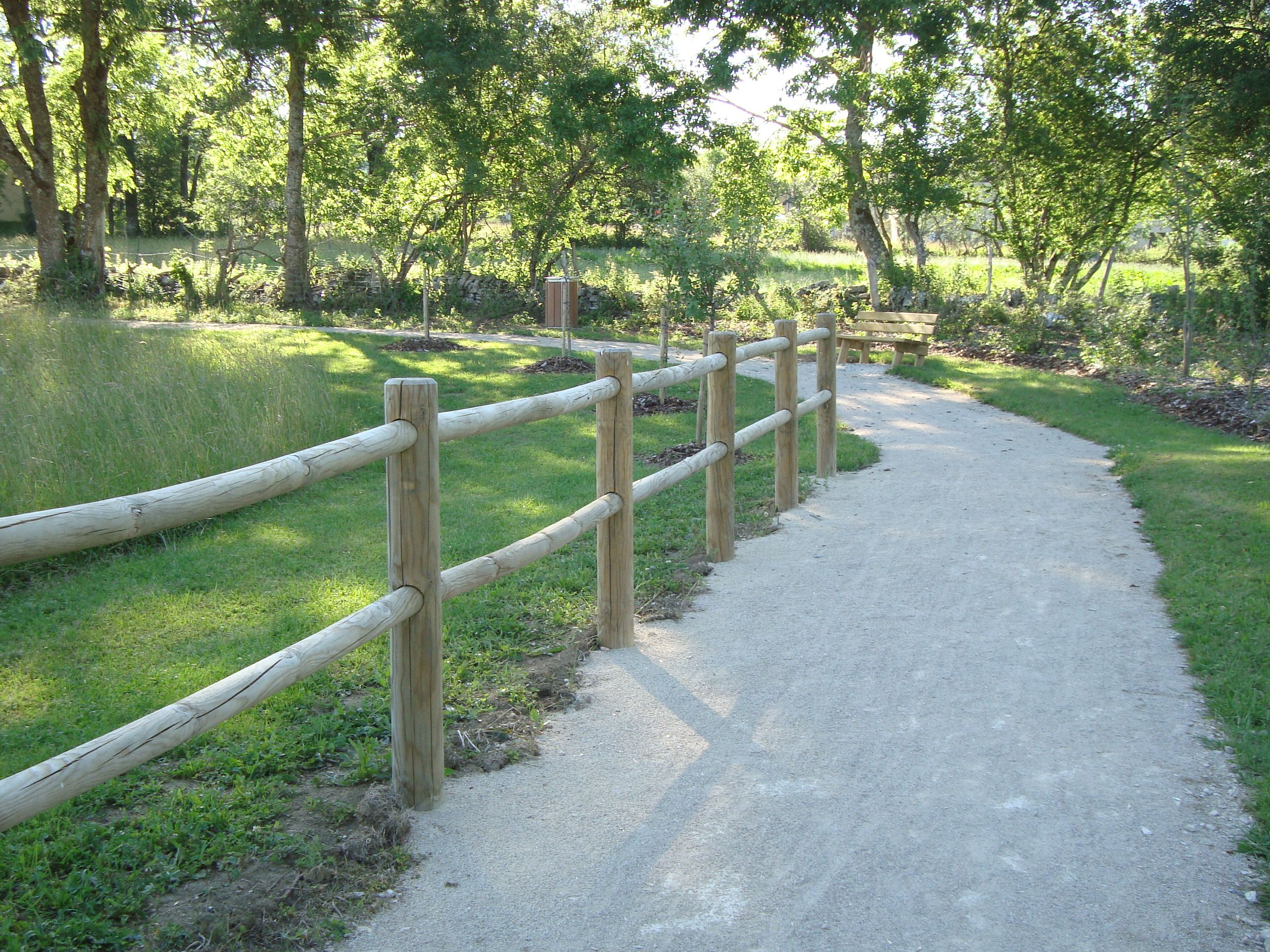 Clôture bois 2 lisses bord de veloroute — SNMB Menuiserie Bertin