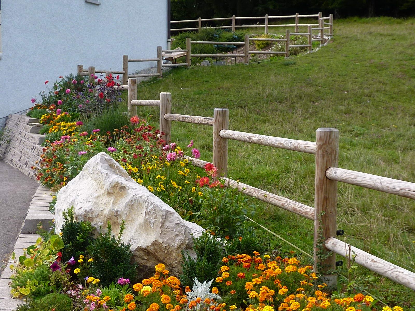 Clôture bois rond 2 lisses suivant declivite — SNMB Menuiserie Bertin