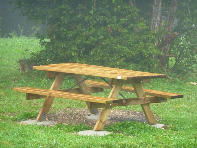 Table et banc pin autoclave et pattes de scellement — SNMB Menuiserie Bertin