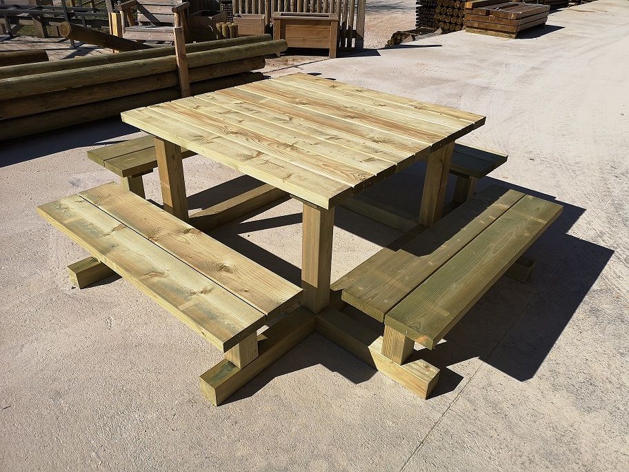 Ensemble carré table et bancs monobloc vu en plongée dans la cour d'exposition, fabrication française SNMB — bois autoclave classe 4