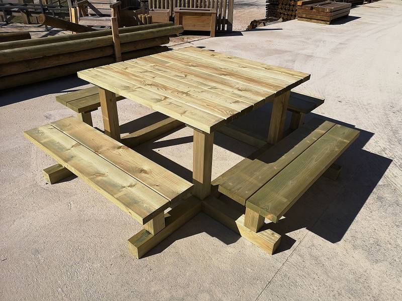 Ensemble carré table et bancs monobloc vu en plongée dans la cour d'exposition, fabrication française SNMB — bois autoclave classe 4