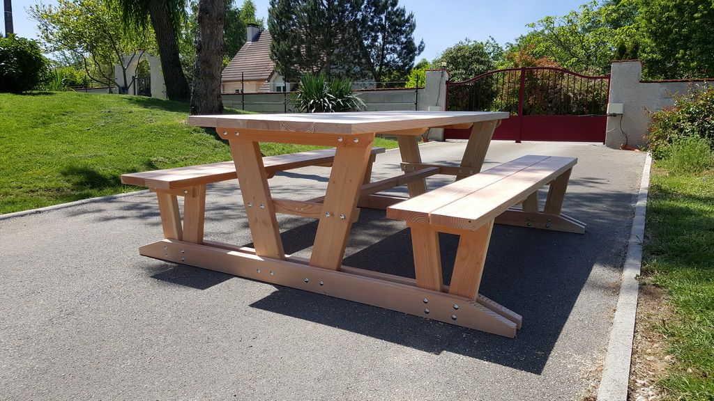 Ensemble table et bancs indépendants sous l'ombrage d'un arbre au jardin, fabrication française SNMB — bois autoclave classe 4
