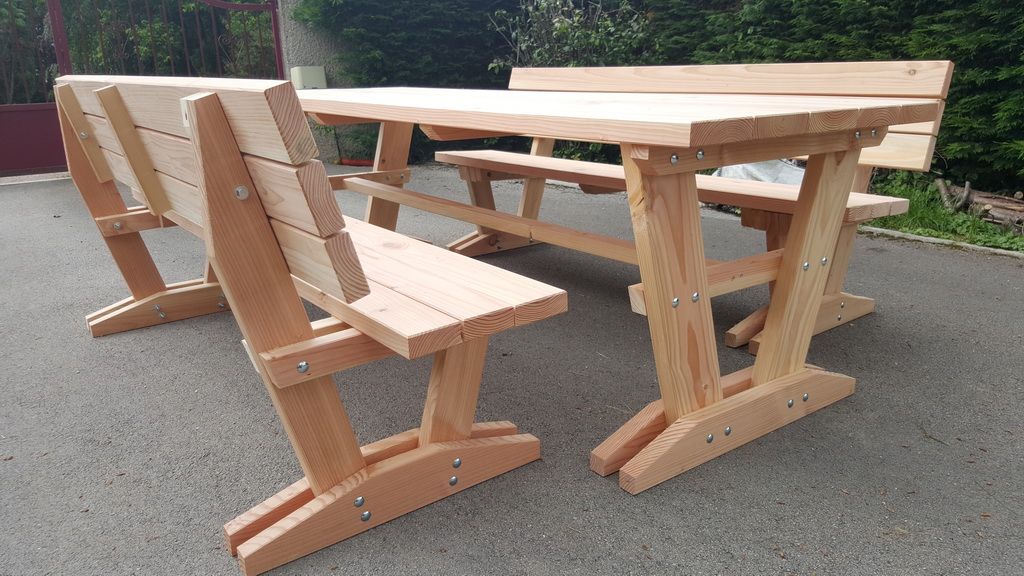 Vue arrière rapprochée du dossier à lames horizontales d'un banc en bois, table assortie en arrière-plan, fabrication française SNMB — bois autoclave classe 4