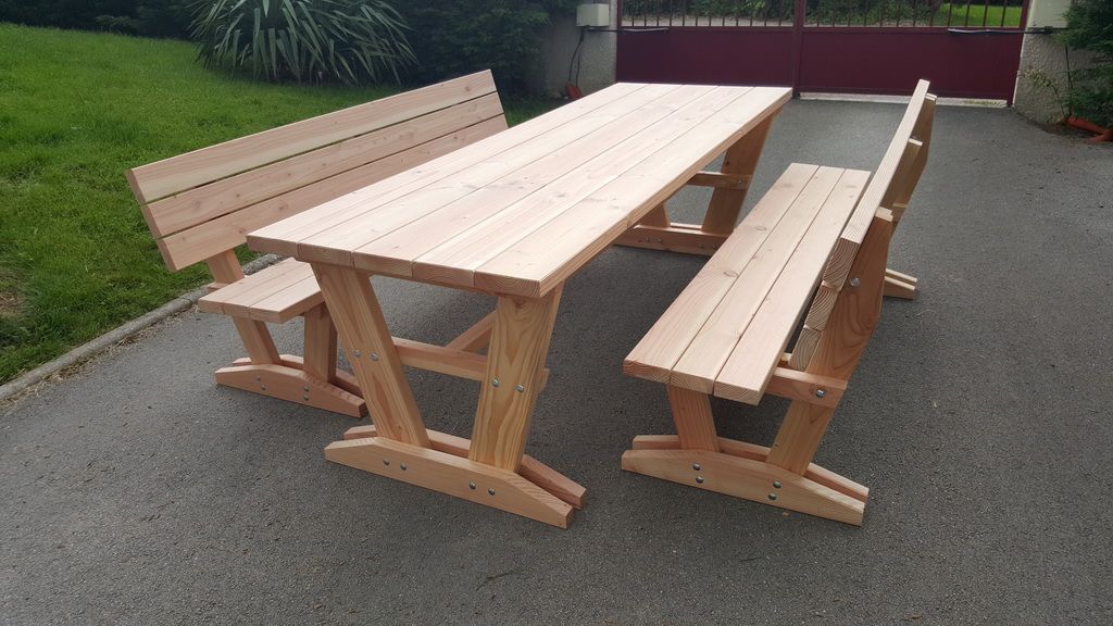 Table en bois massif clair et deux bancs à dossier séparés, vue d'ensemble sur cour devant le portail, fabrication française SNMB — bois autoclave classe 4