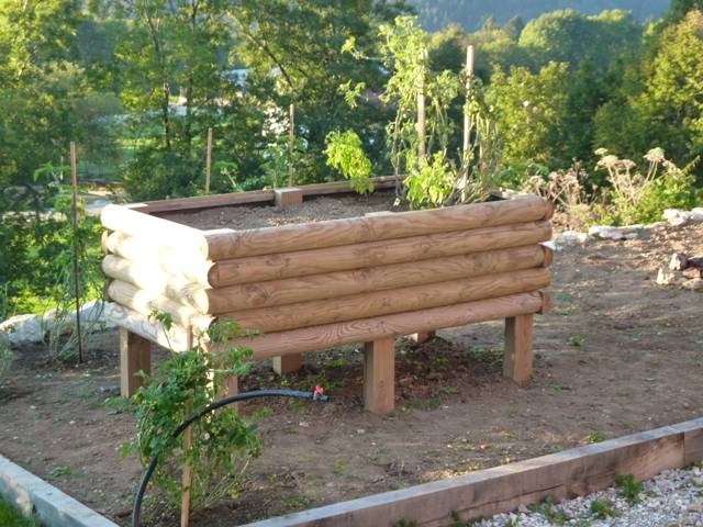 Jardinière surrelevee en demi rondin pin autocla — SNMB Menuiserie Bertin