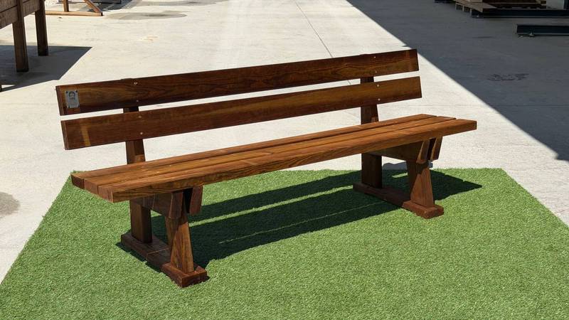 Banc bois gazon synthetique — SNMB Menuiserie Bertin