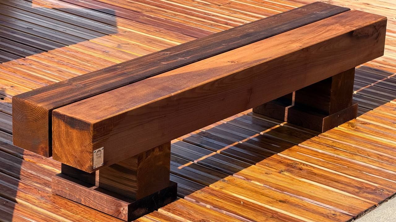 Banc bois profil ensoleillé — SNMB Menuiserie Bertin
