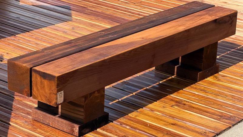 Banc bois profil ensoleillé — SNMB Menuiserie Bertin