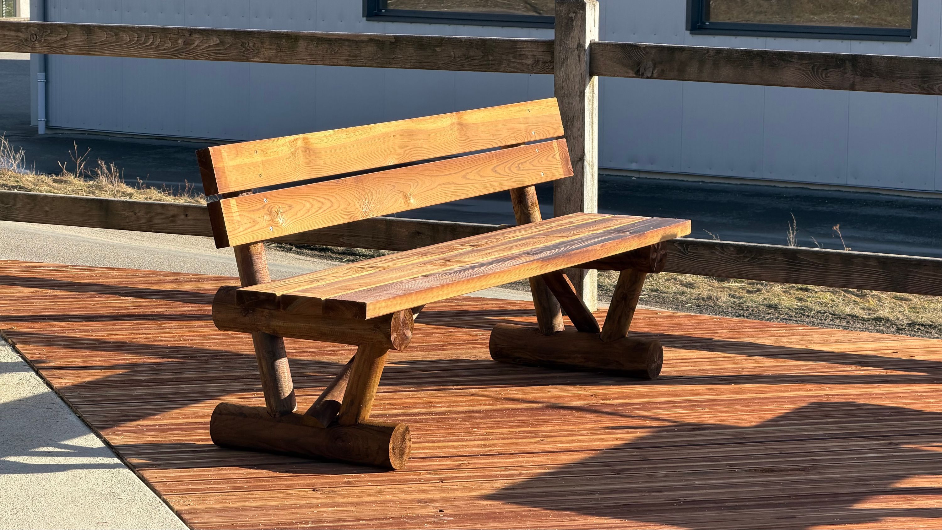 Banc rondin avec dossier en 2m — SNMB Menuiserie Bertin