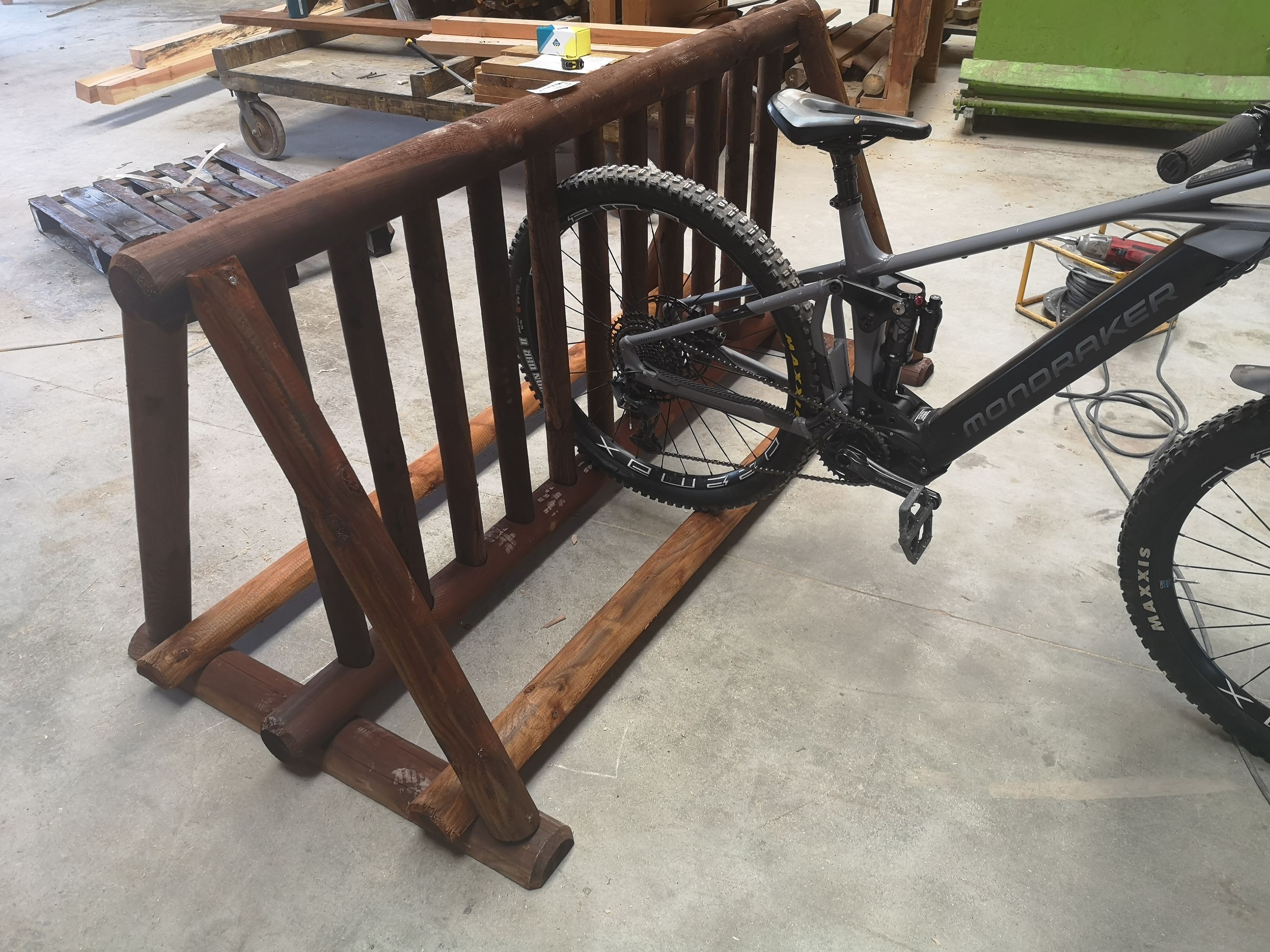 Porte-vélos en rondins de bois, fabrication française SNMB — bois autoclave classe 4