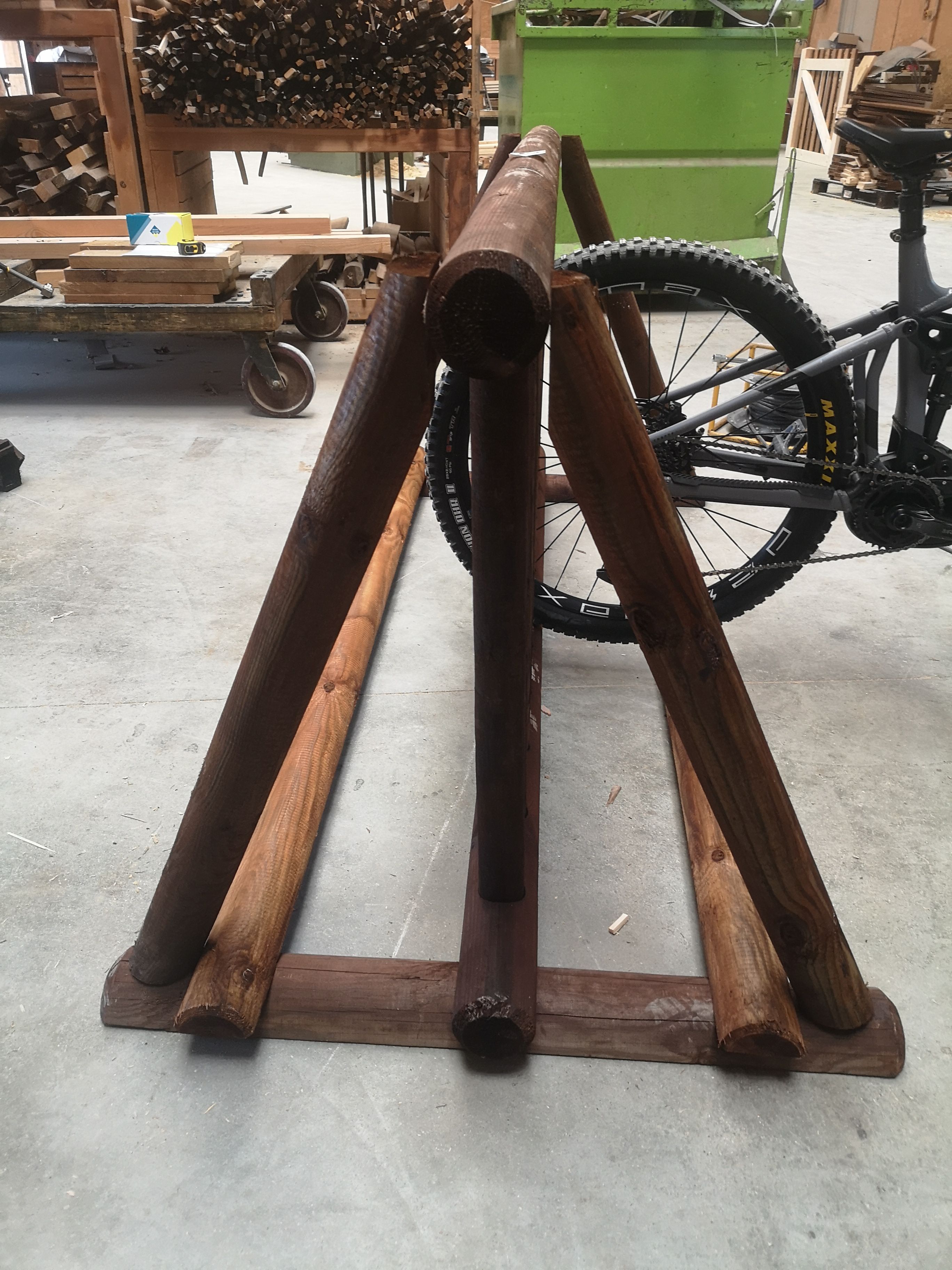 Porte-vélos en rondins de bois, fabrication française SNMB — bois autoclave classe 4