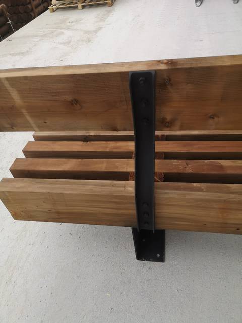 Détail de la ferrure acier noir boulonnée reliant l'assise et le dossier du banc premium, fabrication française SNMB Menuiserie Bertin