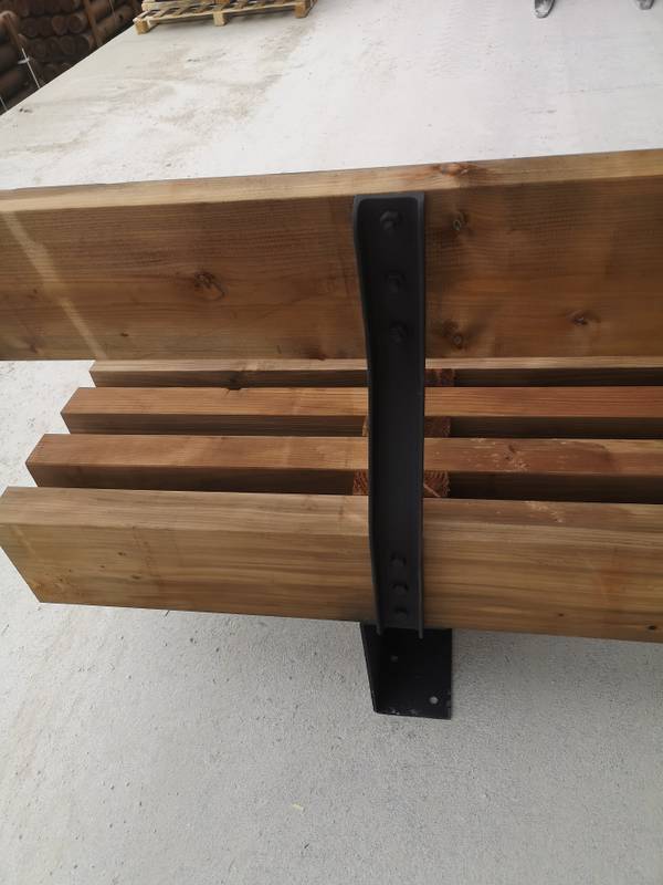 Détail de la ferrure acier noir boulonnée reliant l'assise et le dossier du banc premium — fabrication française SNMB Menuiserie Bertin