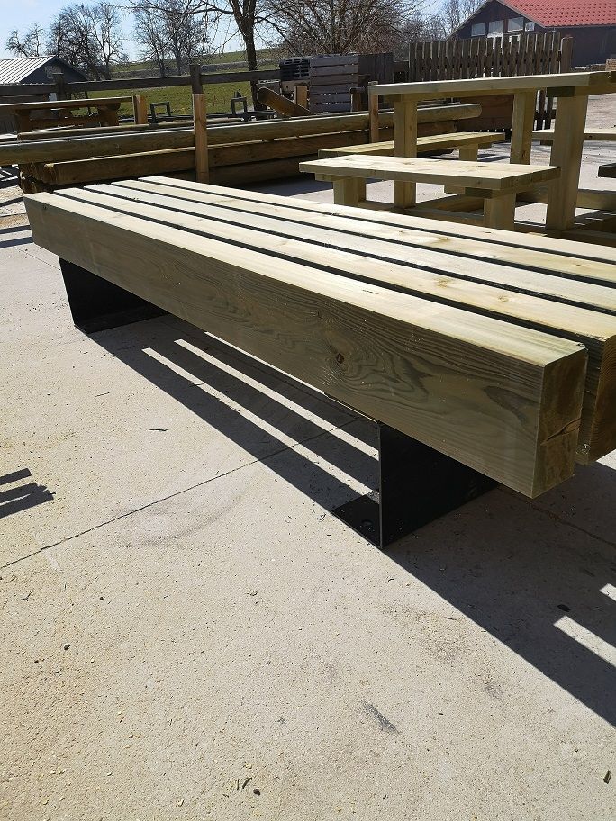 Banc premium sans dossier en madriers de bois clair sur pieds acier noir, exposé dans la cour — fabrication française SNMB Menuiserie Bertin