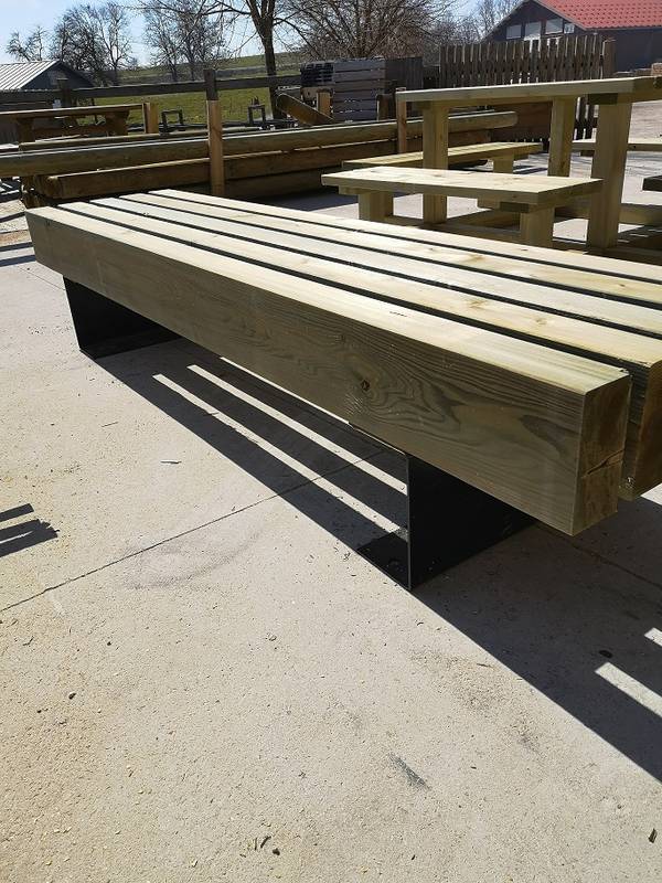 Banc premium sans dossier en madriers de bois clair sur pieds acier noir, exposé dans la cour — fabrication française SNMB Menuiserie Bertin