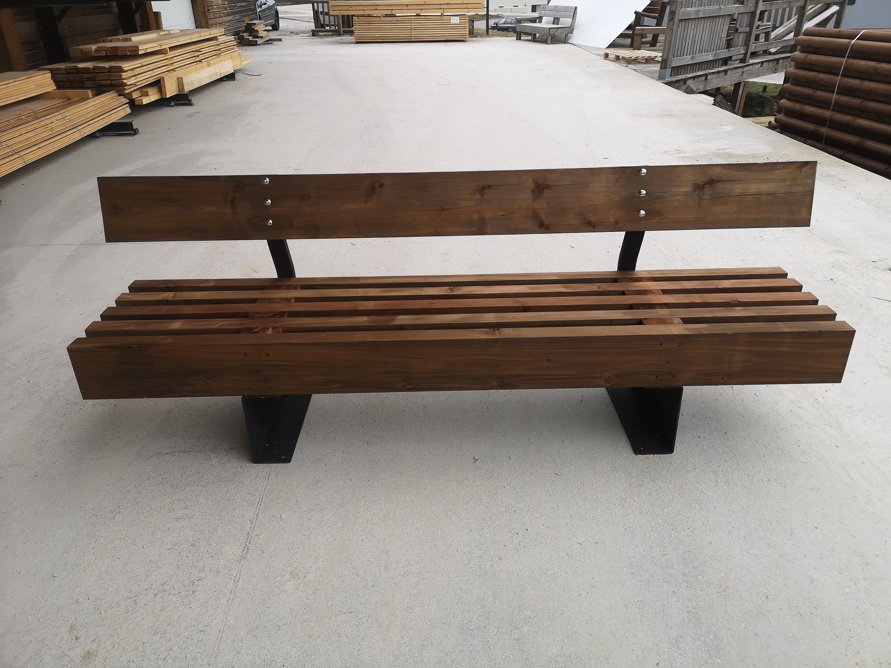Banc premium avec dossier vu de face, assise à lattes épaisses et piètement acier noir — fabrication française SNMB Menuiserie Bertin