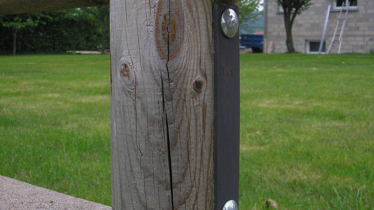 Patte de scellement pour poteau bois, fabrication française SNMB