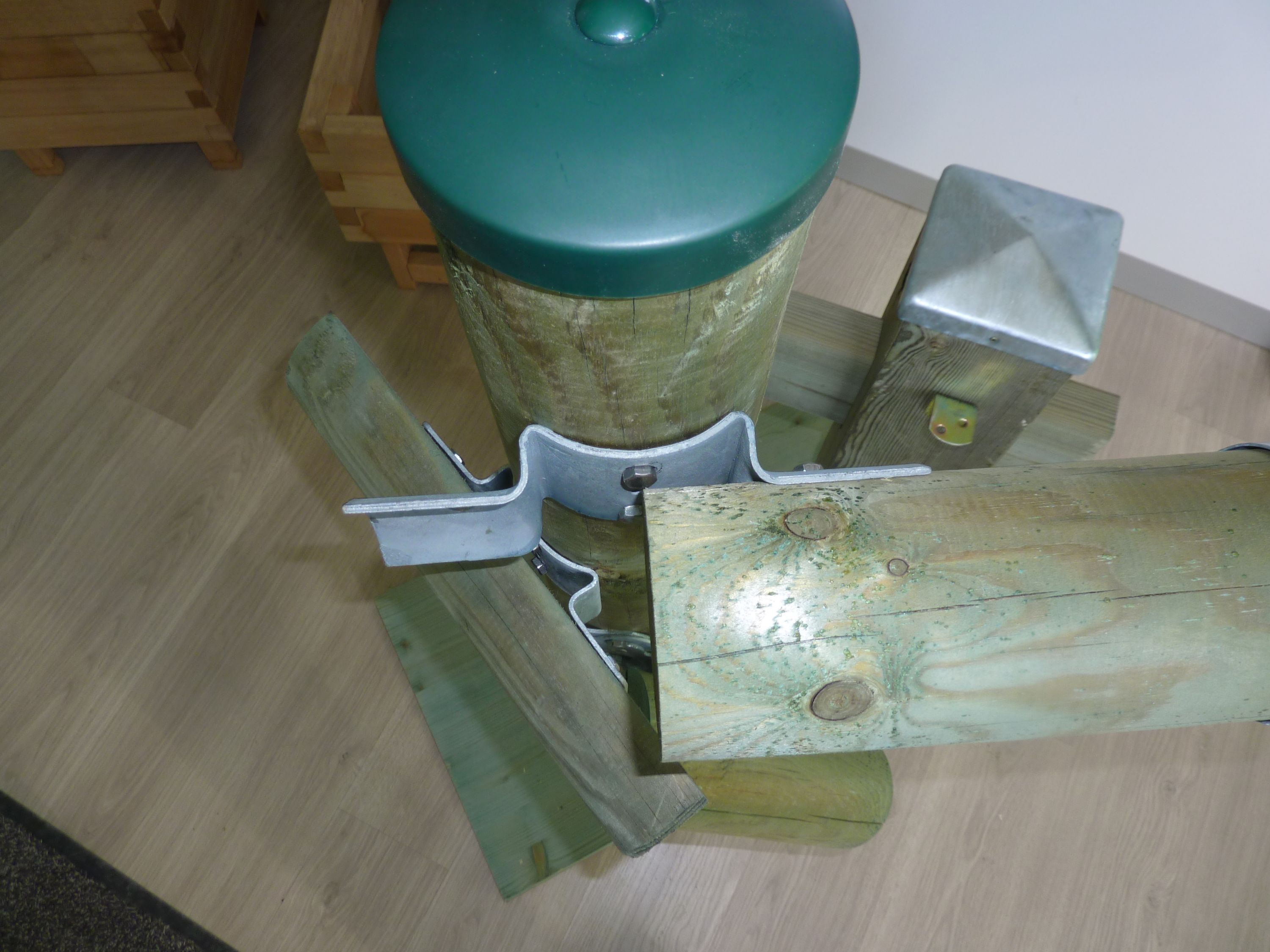 Ferrure de fixation pour rondins de bois — fabrication française SNMB Menuiserie Bertin