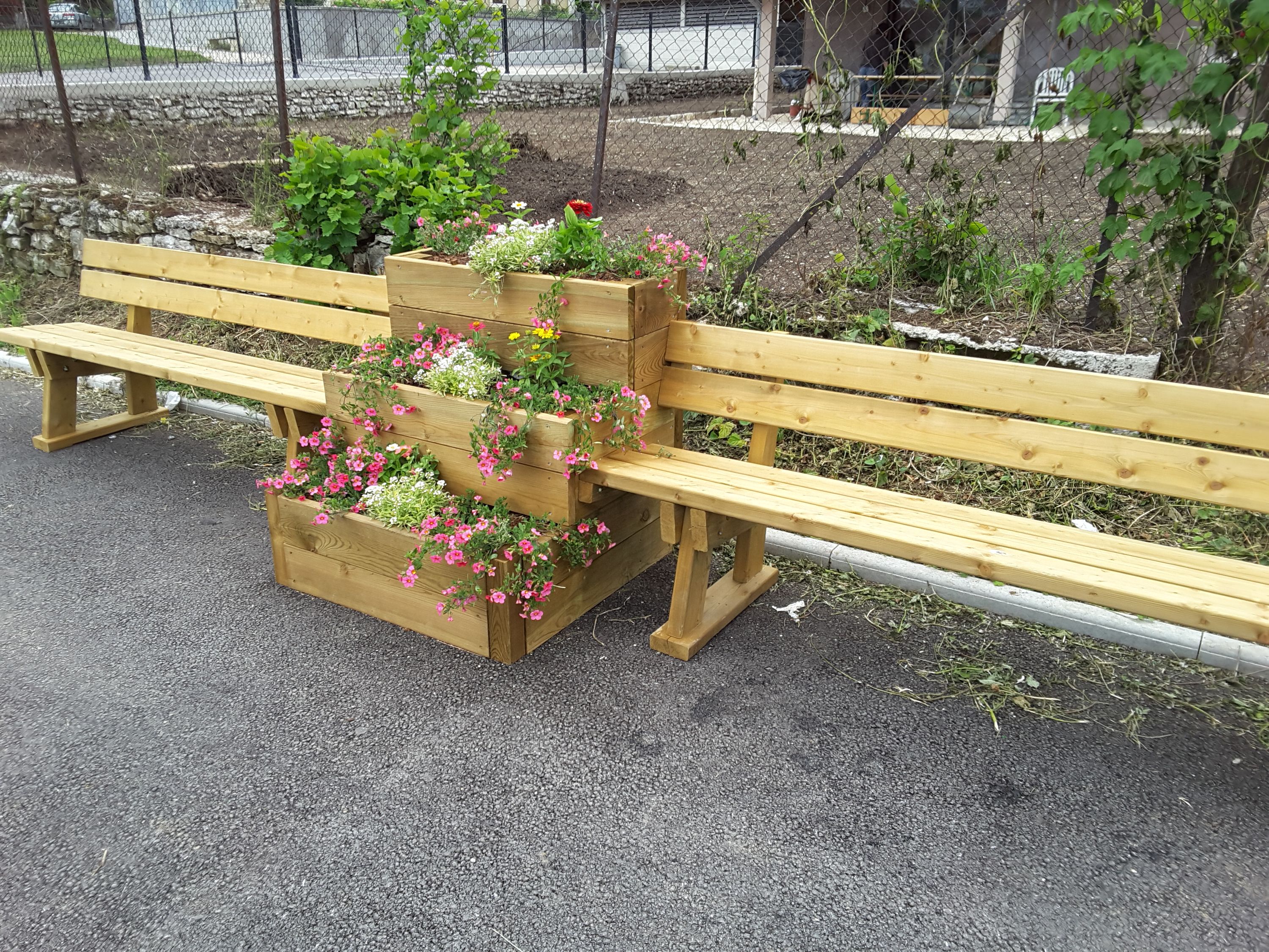 Jardin végétal avec structures en bois, fabrication française SNMB — bois autoclave classe 4