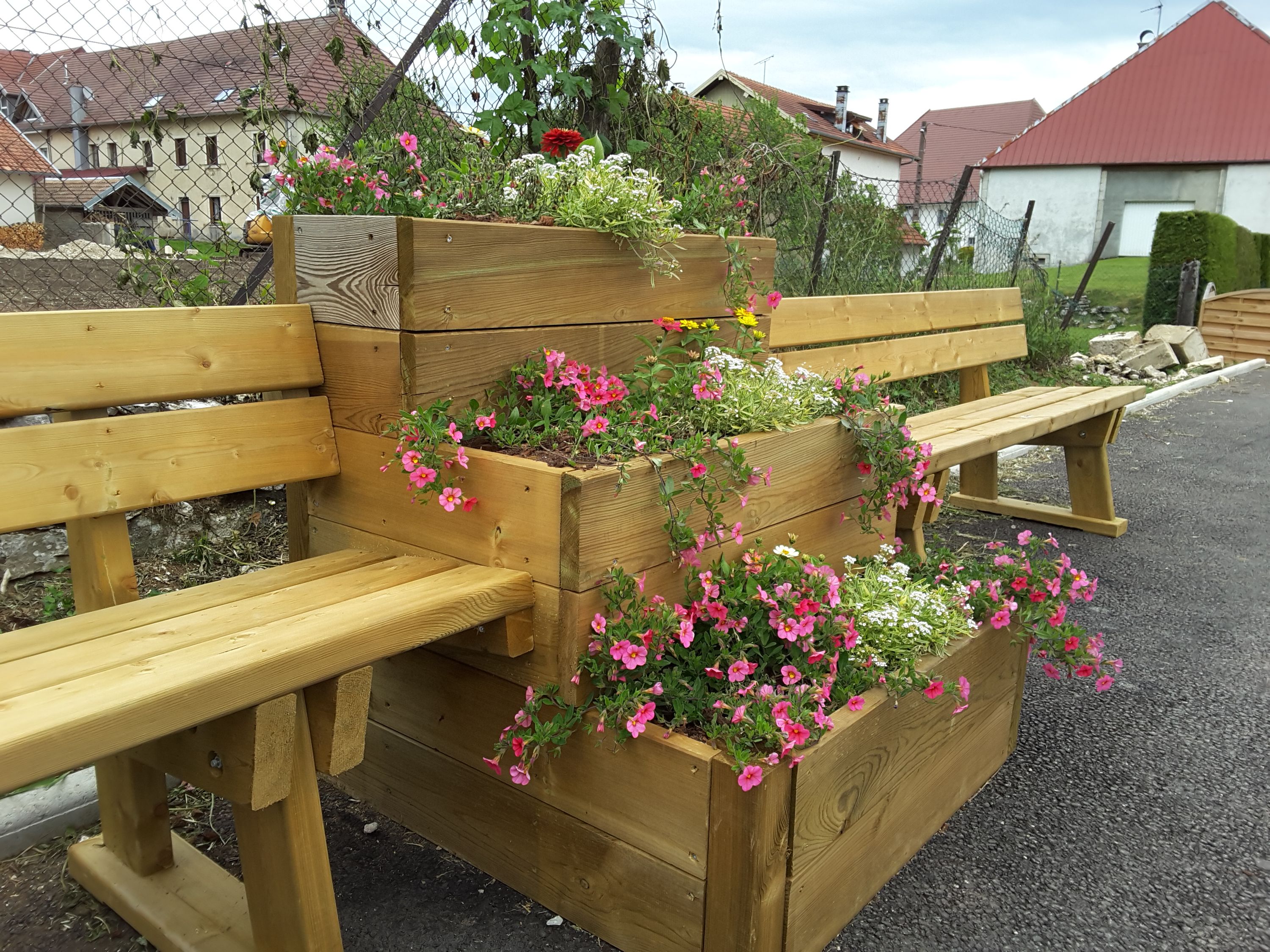 Jardin végétal avec structures en bois, fabrication française SNMB — bois autoclave classe 4