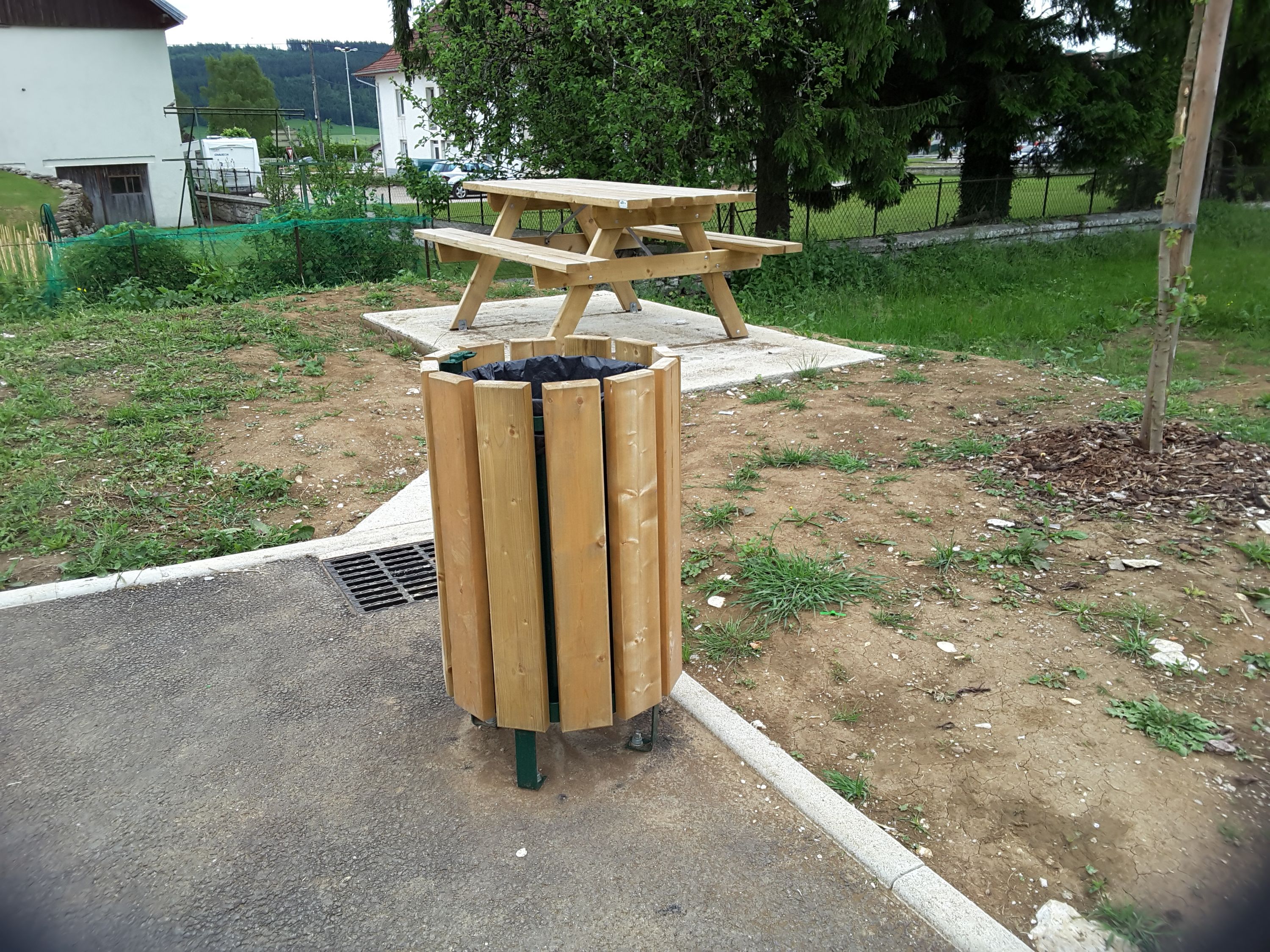 Jardin végétal avec structures en bois, fabrication française SNMB — bois autoclave classe 4
