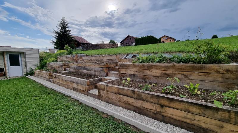 Jardinière en gradins de chêne près de l'abri de jardin, fabrication française SNMB Menuiserie Bertin