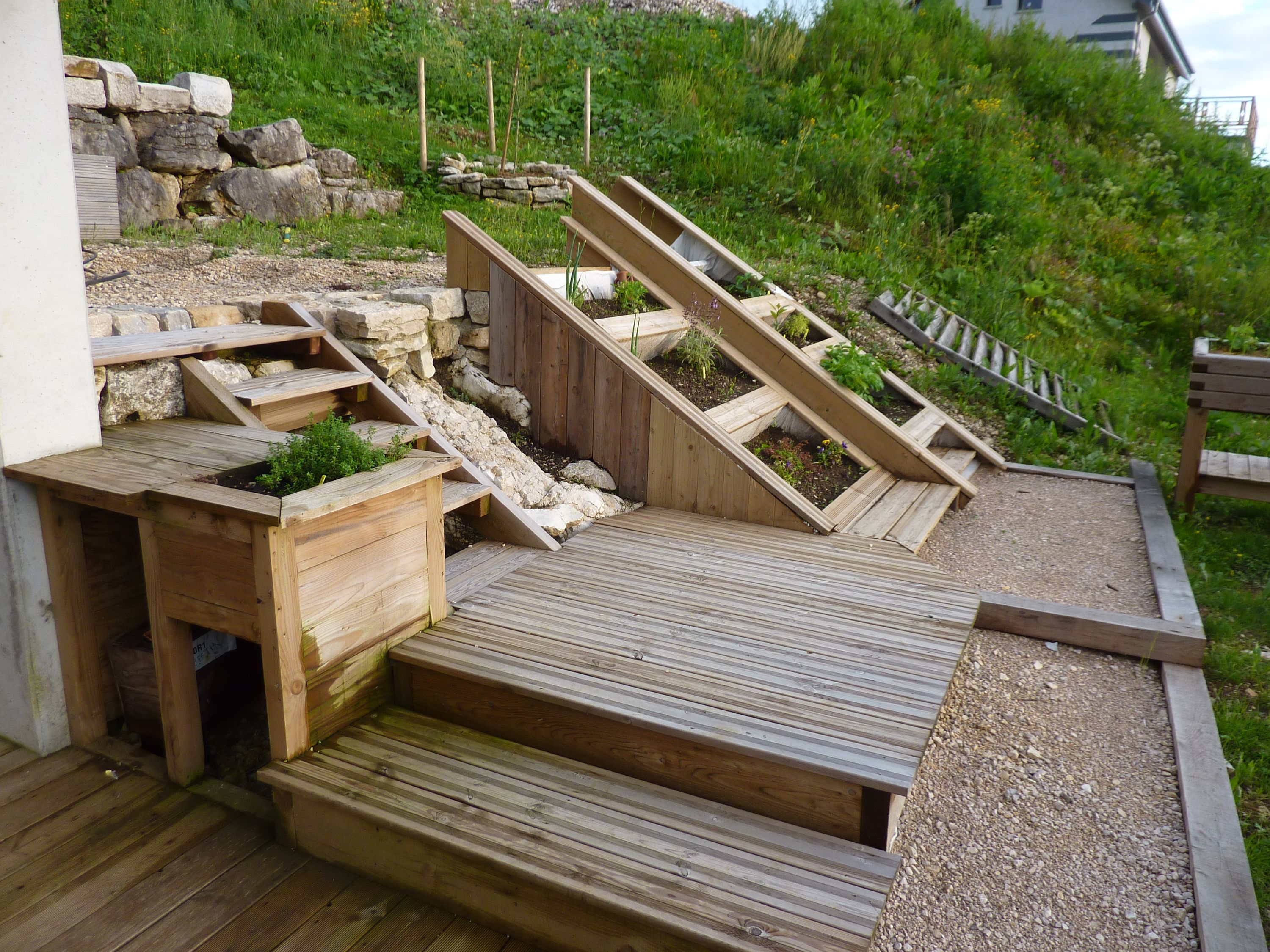 Marches en bois et bac de plantation intégrés à la jardinière en pente — fabrication française SNMB Menuiserie Bertin