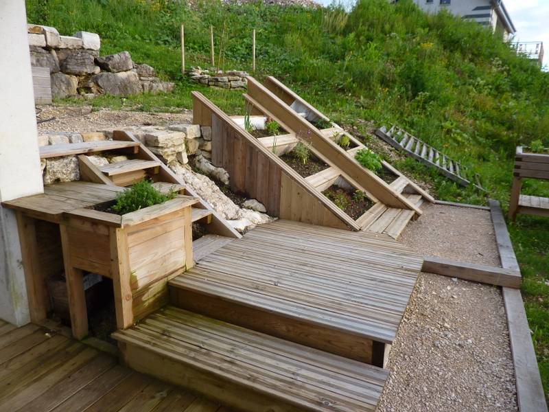 Marches en bois et bac de plantation intégrés à la jardinière en pente, fabrication française SNMB Menuiserie Bertin