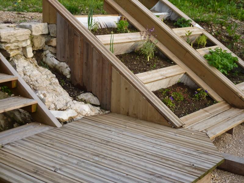 Modules inclinés de la jardinière suivant la pente, sauge et pensées fleuries, fabrication française SNMB Menuiserie Bertin