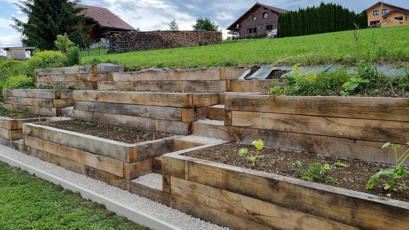 Paliers décalés de la jardinière en gradins épousant la pente du terrain, fabrication française SNMB Menuiserie Bertin