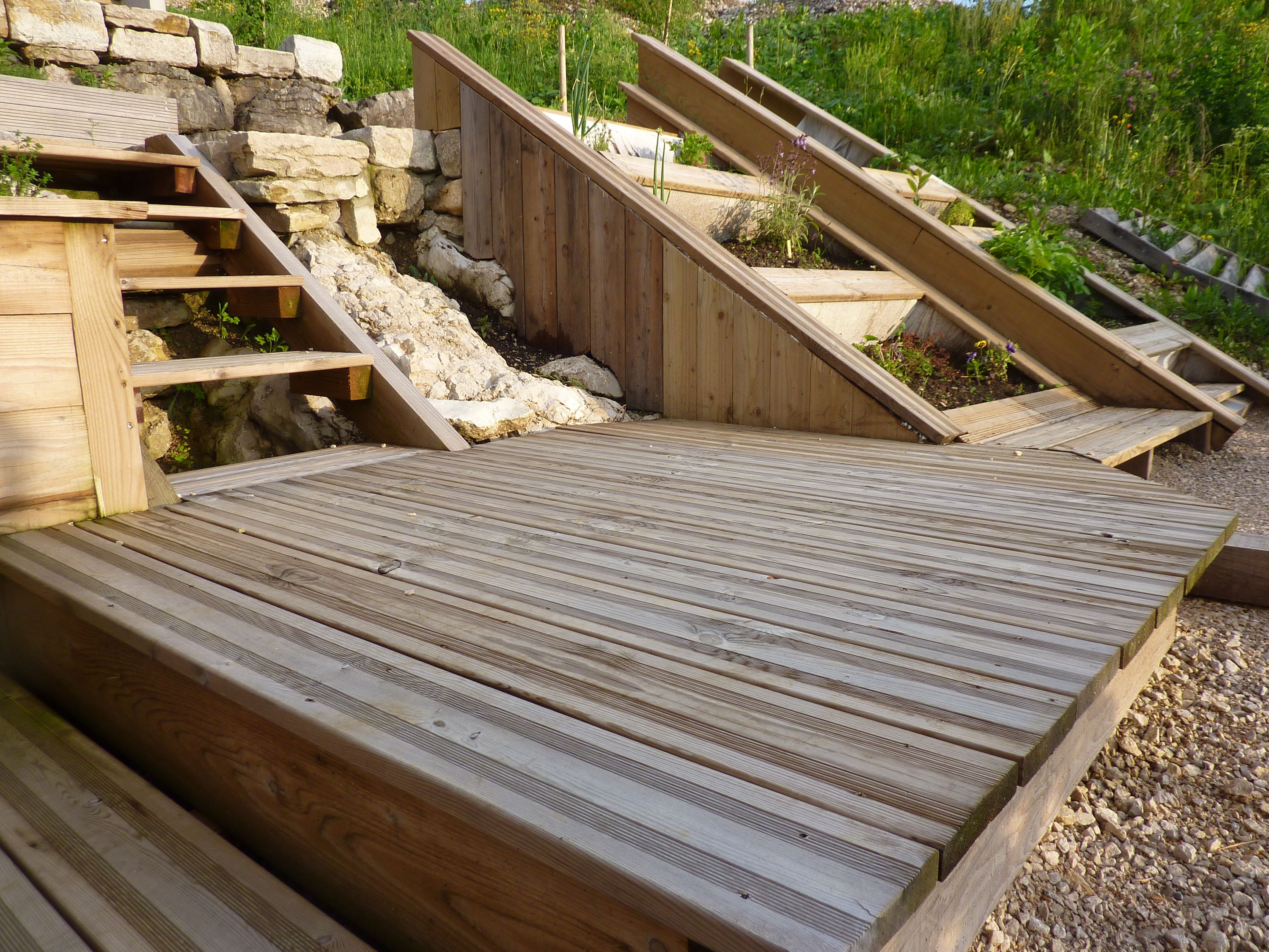 Platelage bois et escalier desservant la jardinière en pente sur enrochement — fabrication française SNMB Menuiserie Bertin