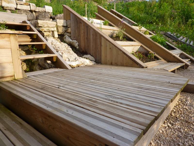 Platelage bois et escalier desservant la jardinière en pente sur enrochement, fabrication française SNMB Menuiserie Bertin