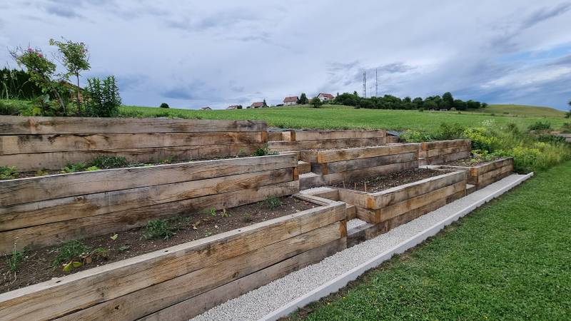 Détail des traverses de chêne empilées formant les gradins de la jardinière, fabrication française SNMB Menuiserie Bertin