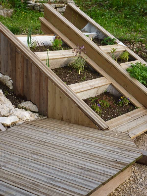 Vue plongeante sur les compartiments plantés de la jardinière en pente, fabrication française SNMB Menuiserie Bertin
