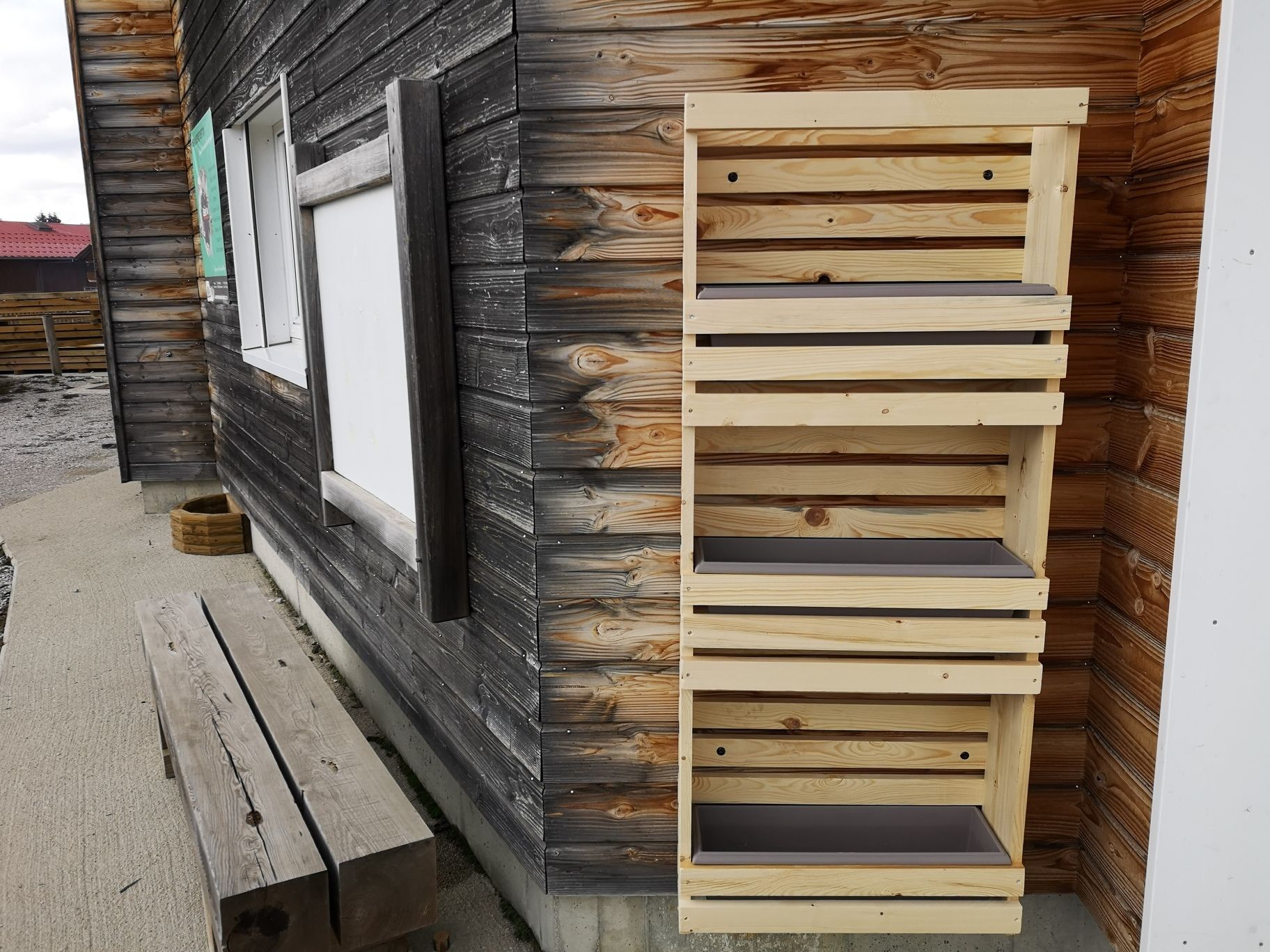 Jardinière étagère murale posée sur un bardage bicolore, bacs gris prêts à planter — fabrication française SNMB Menuiserie Bertin