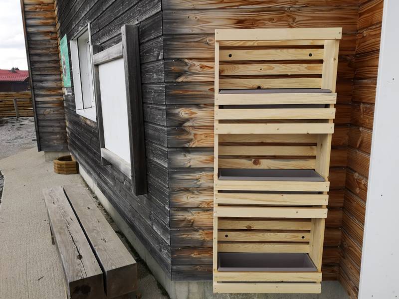Jardinière étagère murale posée sur un bardage bicolore, bacs gris prêts à planter — fabrication française SNMB Menuiserie Bertin