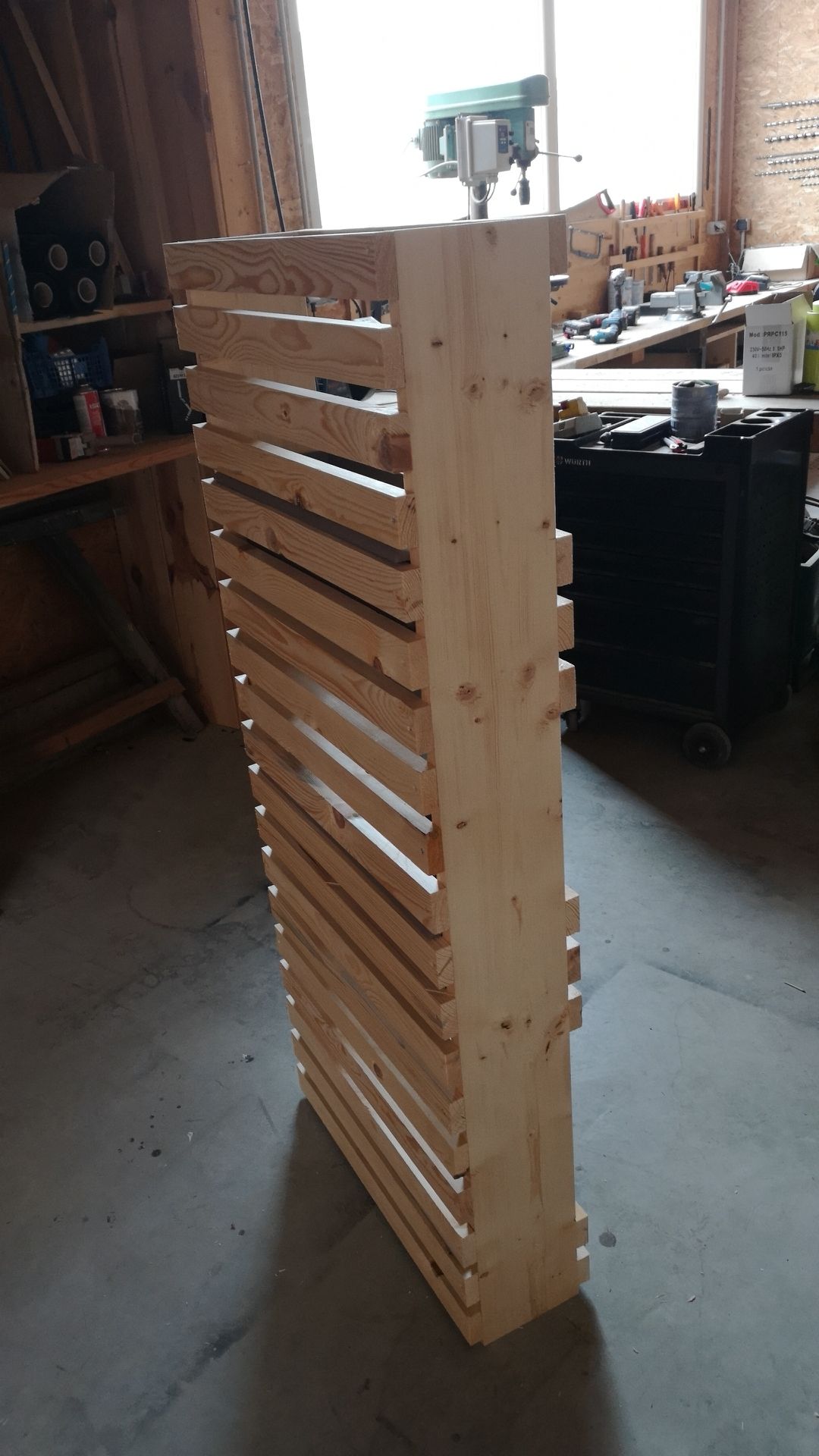 Face arrière à lattes horizontales d'une jardinière étagère en bois brut d'atelier — fabrication française SNMB Menuiserie Bertin