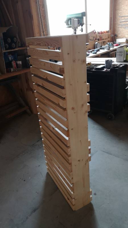 Face arrière à lattes horizontales d'une jardinière étagère en bois brut d'atelier — fabrication française SNMB Menuiserie Bertin