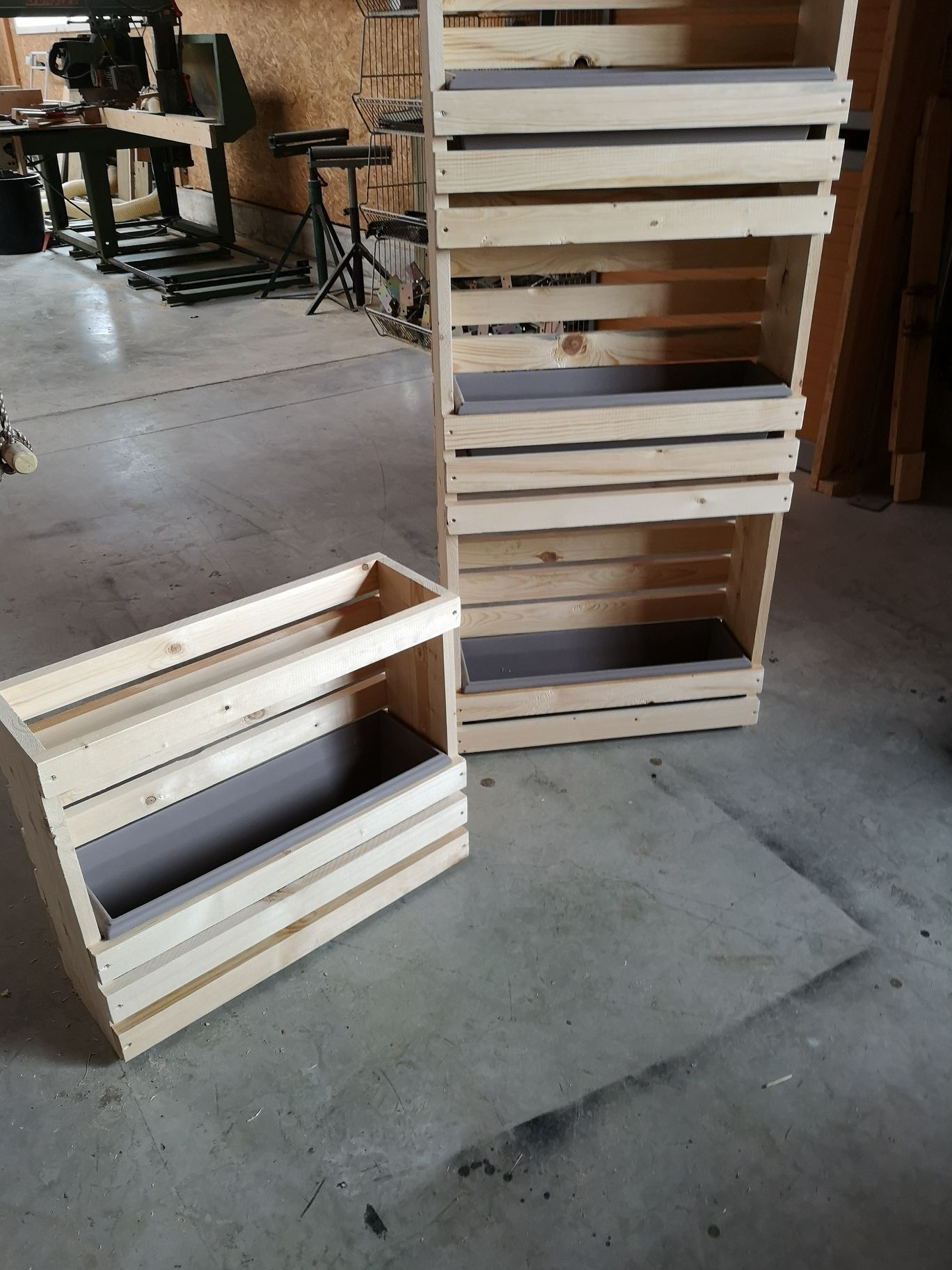 Petit module simple et grande colonne trois niveaux réunis en atelier — fabrication française SNMB Menuiserie Bertin
