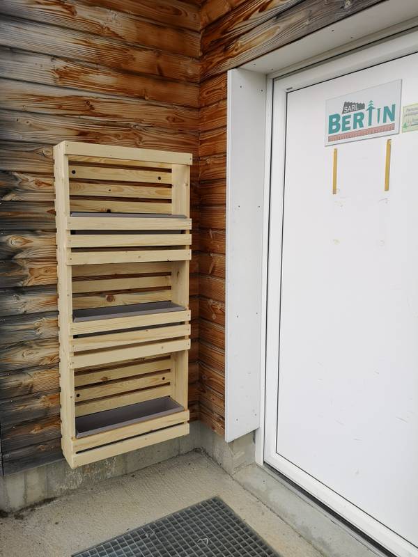Jardinière étagère trois niveaux installée à l'entrée de la menuiserie, bardage extérieur — fabrication française SNMB Menuiserie Bertin