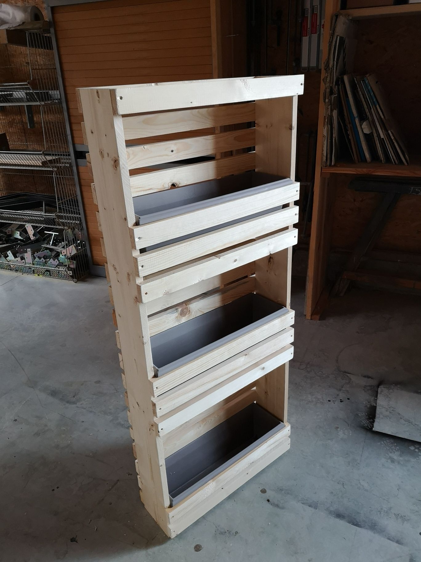 Jardinière en étagère trois niveaux en bois brut présentée debout en atelier — fabrication française SNMB Menuiserie Bertin