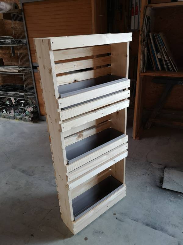 Jardinière en étagère trois niveaux en bois brut présentée debout en atelier — fabrication française SNMB Menuiserie Bertin