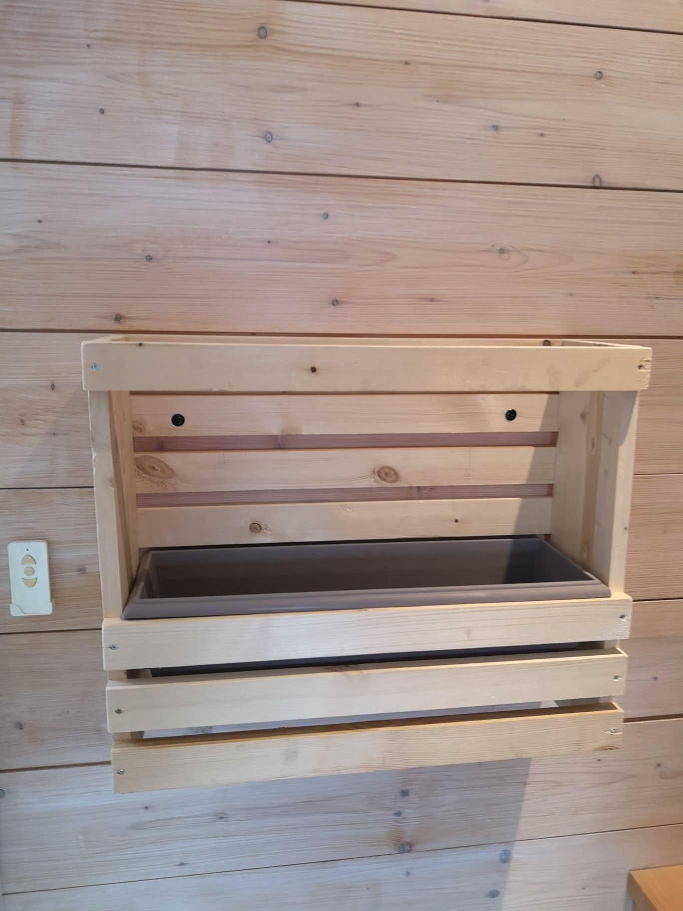 Jardinière murale à bac unique fixée sur un mur en bois clair — fabrication française SNMB Menuiserie Bertin