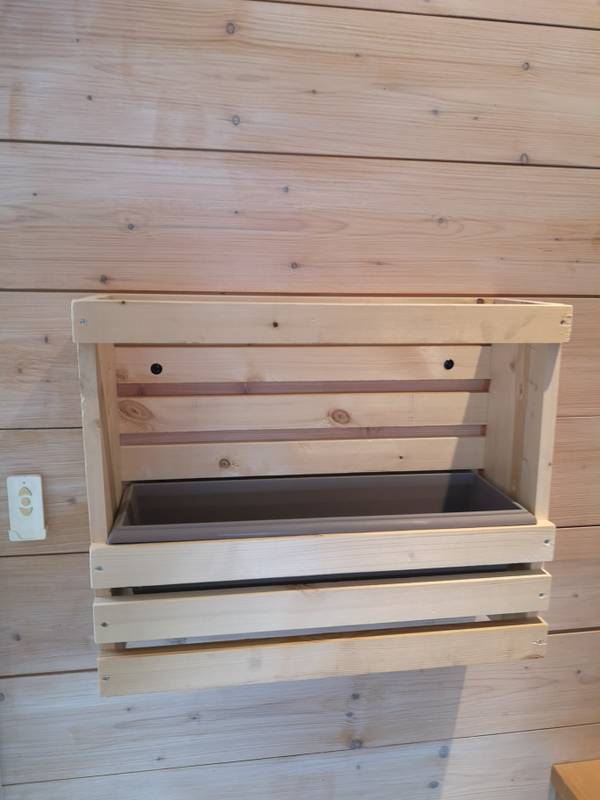 Jardinière murale à bac unique fixée sur un mur en bois clair — fabrication française SNMB Menuiserie Bertin