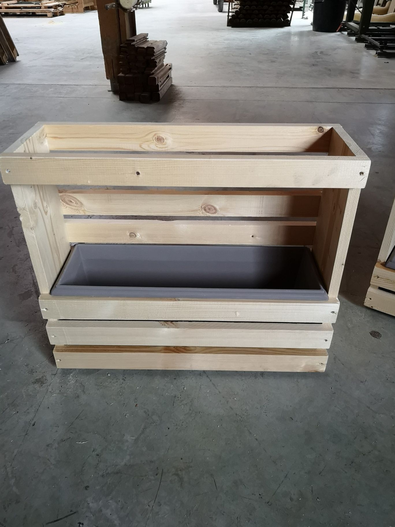 Module simple de jardinière murale en bois brut, bac gris vu de face — fabrication française SNMB Menuiserie Bertin