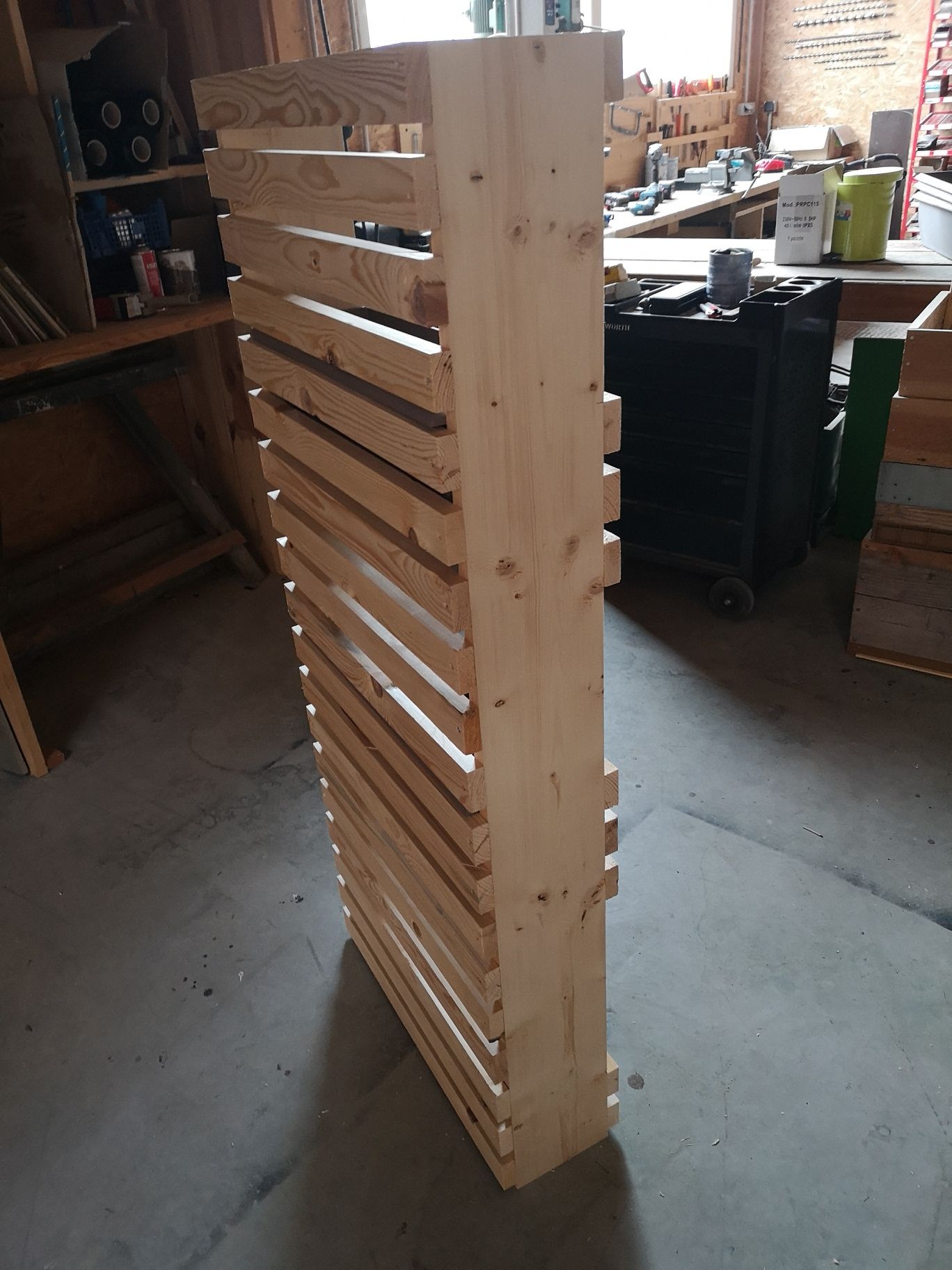 Profil arrière de la colonne de jardinières en bois brut, lattage ajouré visible — fabrication française SNMB Menuiserie Bertin
