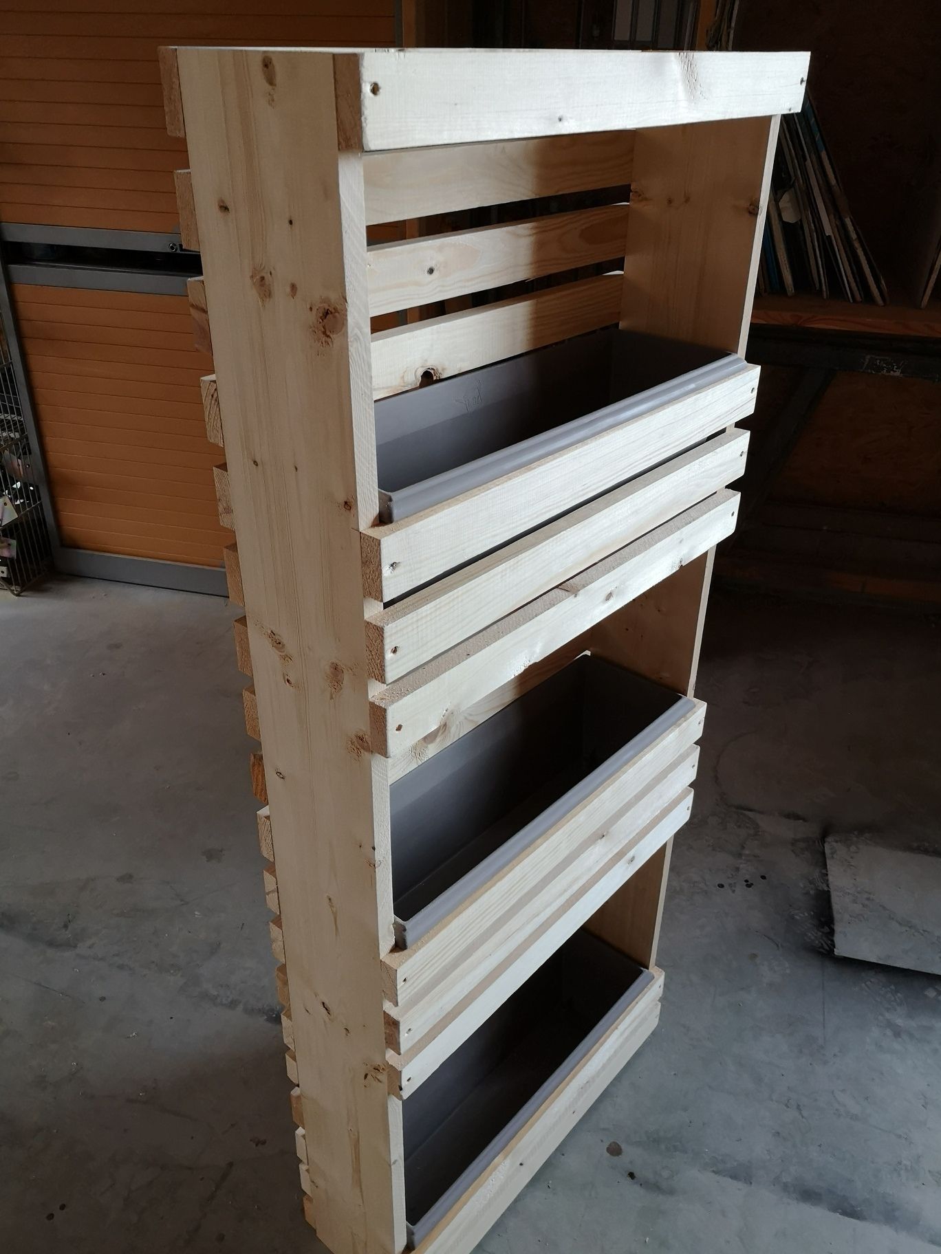 Vue trois quarts avant de la jardinière étagère bois à trois bacs — fabrication française SNMB Menuiserie Bertin