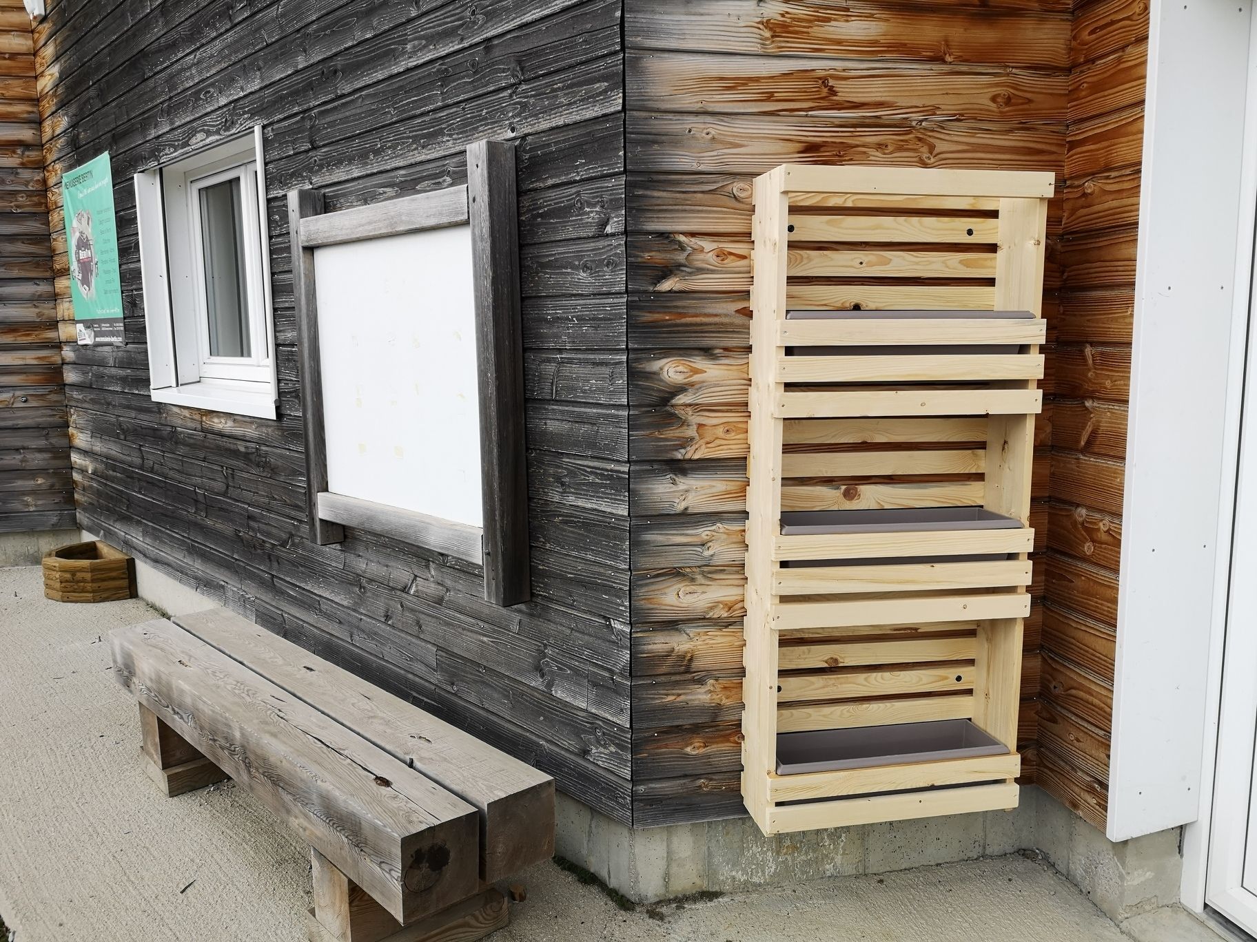 Vue d'ensemble de la façade avec jardinière étagère murale et banc en bois — fabrication française SNMB Menuiserie Bertin
