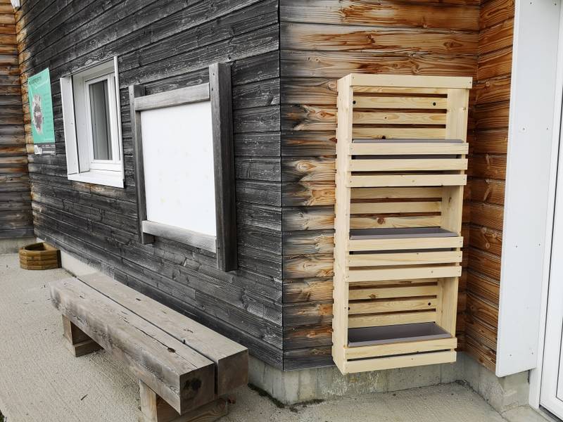 Vue d'ensemble de la façade avec jardinière étagère murale et banc en bois — fabrication française SNMB Menuiserie Bertin